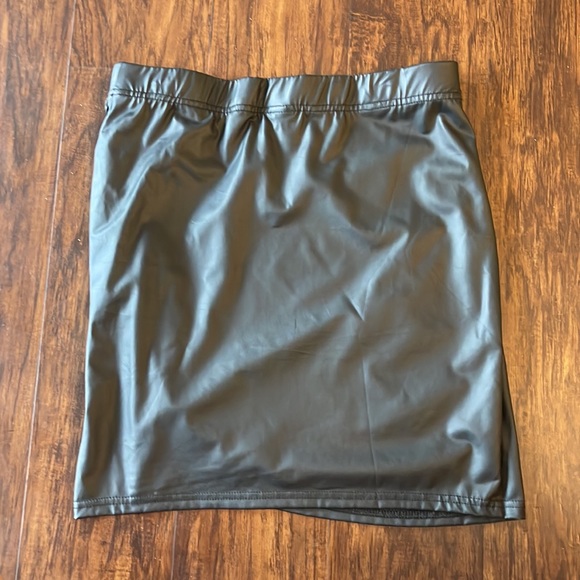 Shein Faux Leather Skirt - Picture 3 of 3